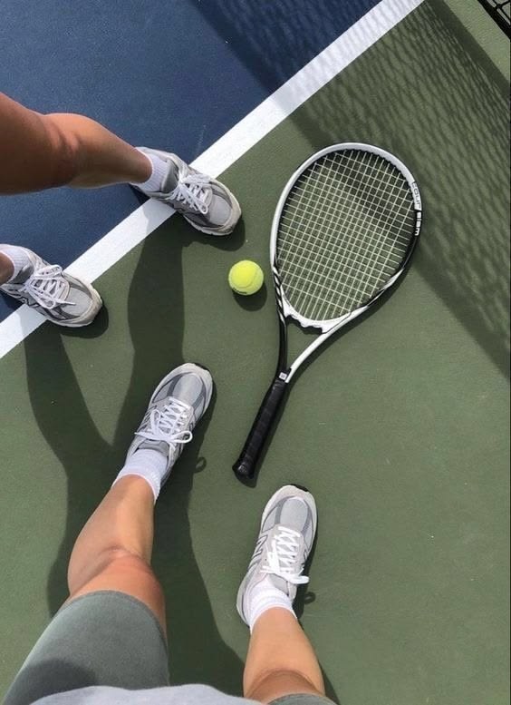 Buty sportowe i rakieta na korcie tenisowym – aktywność wybrana dlatego, że sprawia przyjemność